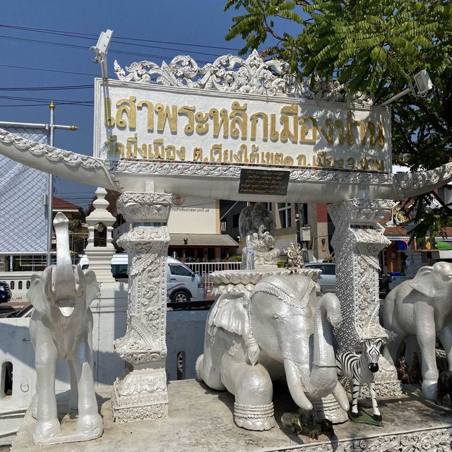 สักการะศาลพระหลักเมืองที่วัดมิ่งเมือง น่าน