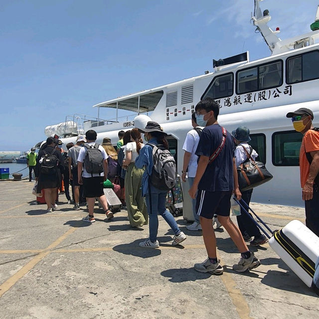 前往離島，台東搭船到蘭嶼。