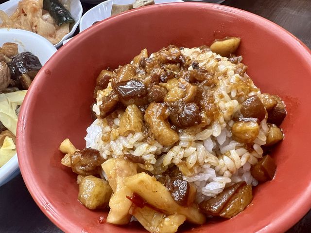 台北饒河街美食｜后庒排骨酥麵，料多味美，特製控肉飯很好吃