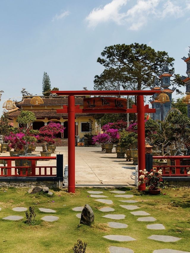 Chua Truc Lam - beautiful temple in Da Lat