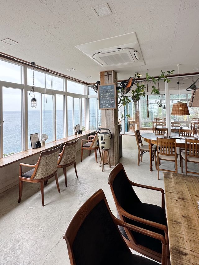 和歌山観光名所の橋杭岩&海を見下ろすカフェでランチ