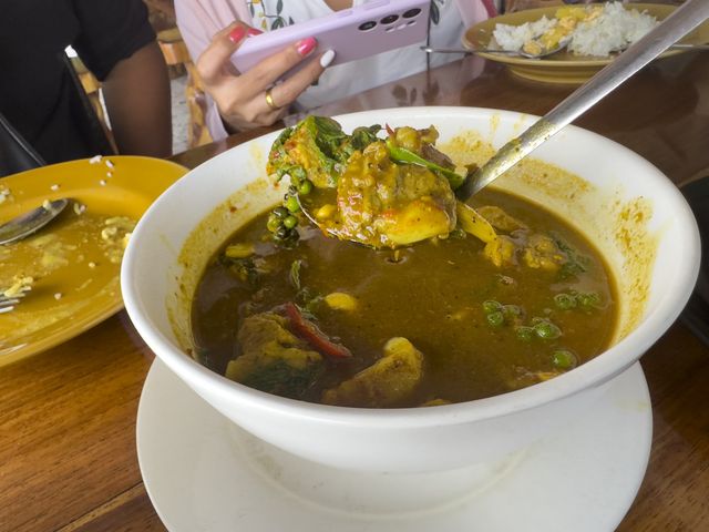ร้านอาหารพื้นเมือง อร่อยริมบึง จ. พังงา