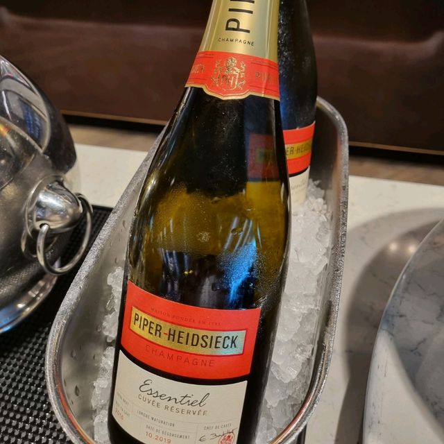 SliverKris lounge, airport oasis