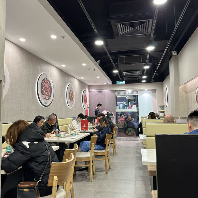 鬧市下．抵食惹味．川菜館