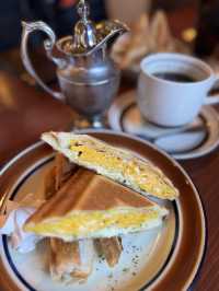 【福岡カフェ】煉瓦とステンドグラスに囲まれたレトロ喫茶☕