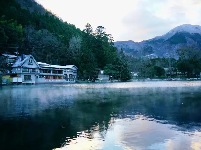 金鱗湖の静けさが美しい。