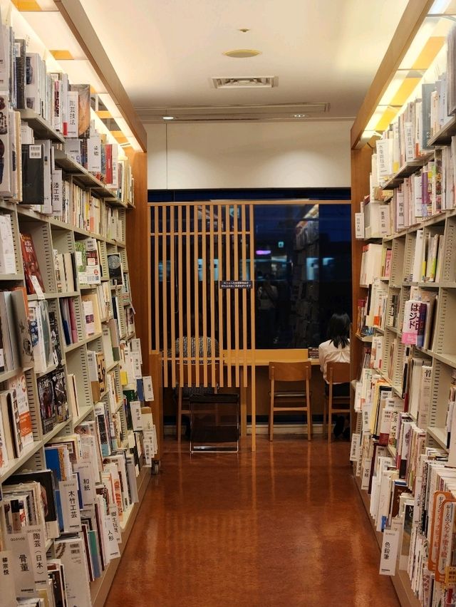 책과 잡화, 카페 모두 있는 대형 문화공간 마루젠마루노우치 본점