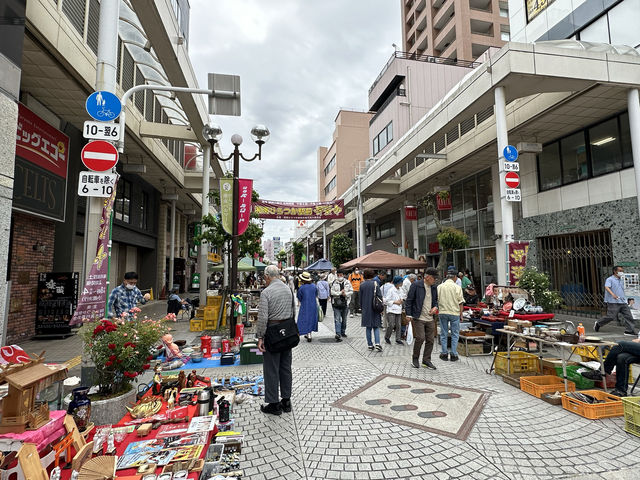 神奈川・平塚。『紅谷パールロード』と定期開催『骨董市』