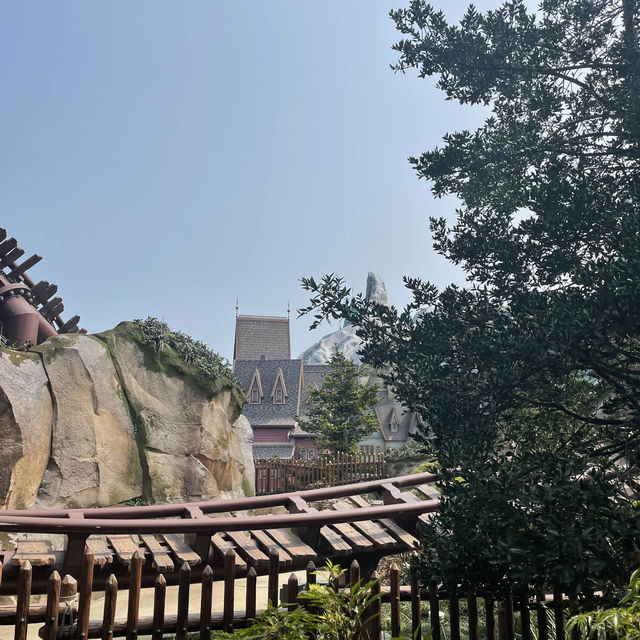🏰🌟「奇幻之旅：探索香港迪士尼樂園的魔法世界！」🌟🎠