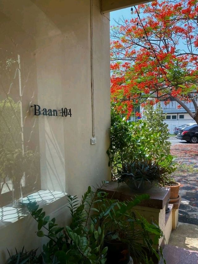 Baan 104 คาเฟ่บ้านล้านนาโคโลเนียลย่านวัดเกต