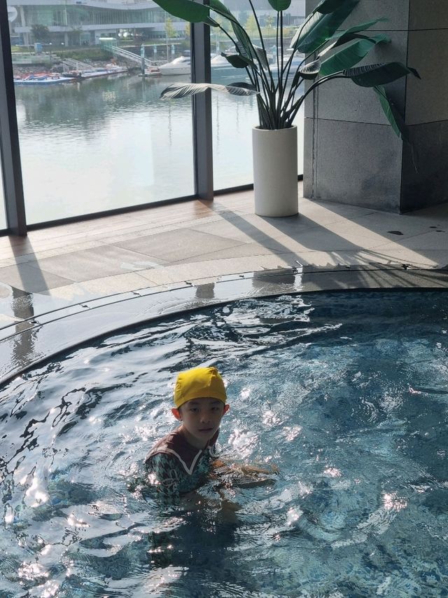 마리나 감상은 공짜! 뷰맛집 호텔 수영장👍