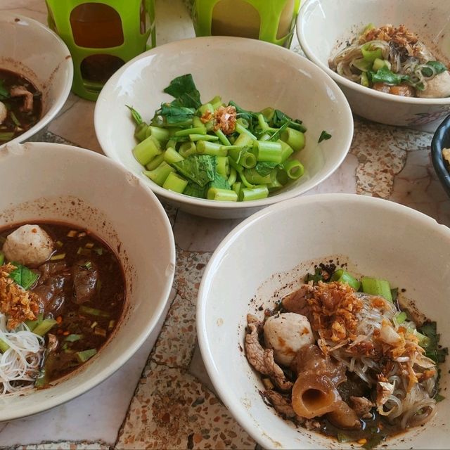 ก๋วยเตี๋ยวเรือบัตรคิว แห่งเมืองทองธานี