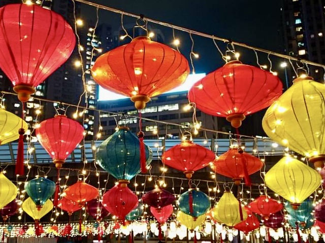 東岸公園-五光十色的燈籠，更有維港夜景襯托，感受中秋氣氛