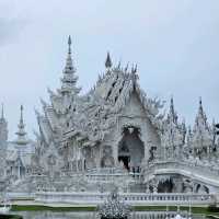 เที่ยวเชียงราย ไหว้พระวัดร่องขุ่นสวรรค์บนดิน