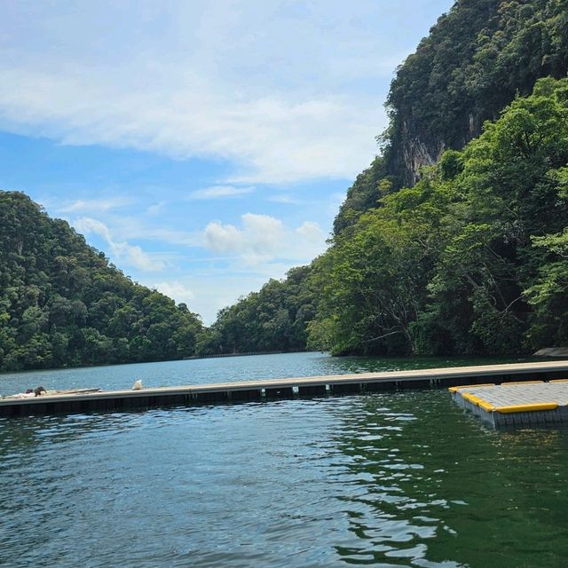 蘭卡威孕婦湖，山中天然湖泊的靜謐美景。