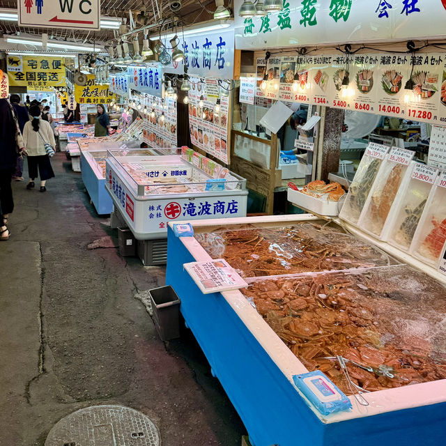 小樽三角市場-海鮮愛好者必到海鮮市場，螃蟹新鮮，丼飯足料