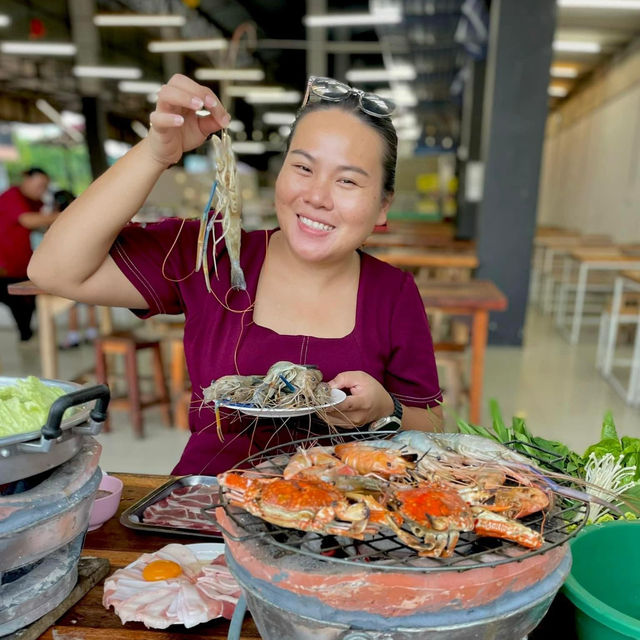 สุดคุ้มบุฟเฟต์ ชาบู หมูกะทะ ซีฟู้ด 𝐒𝐮𝐝𝐤𝐡𝐮𝐦 