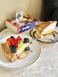 กินเค้กที่ร้าน A Pink Rabbit + Bob ทรงวาด