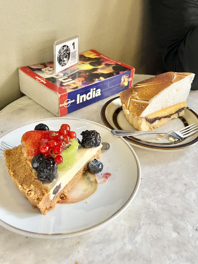 กินเค้กที่ร้าน A Pink Rabbit + Bob ทรงวาด