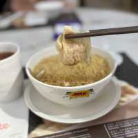 【香港・機場】ミシュラン一つ星海老入り雲呑麺「何洪記粥麵專家 機場店」