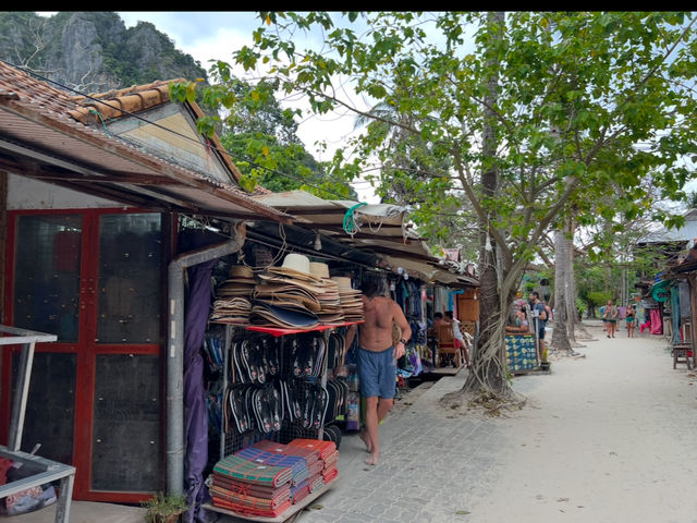 ถนนคนเดินหาดไร่เลย์ 