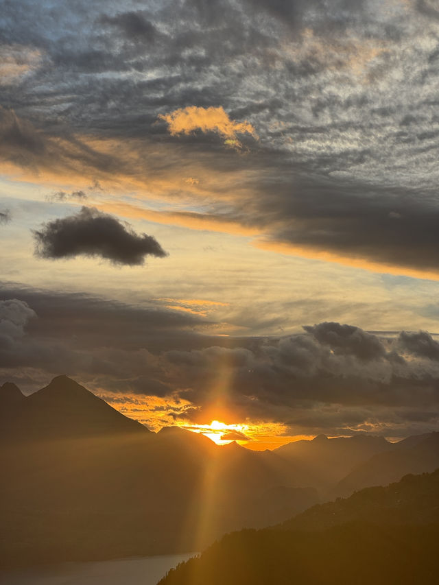 瑞士🇨🇭絕佳觀景台俯瞰Interlaken 兩大湖🩵日落美景