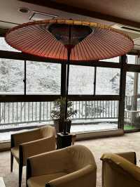 【栃木×湯西川温泉】囲炉裏でいただく平家鷹狩料理  窓からの雪景色が素晴らしく
