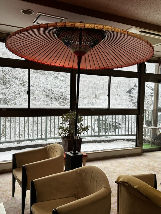 【栃木×湯西川温泉】囲炉裏でいただく平家鷹狩料理  窓からの雪景色が素晴らしく