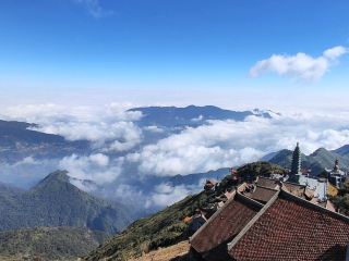 The spectacular sea of clouds at Fansipan Peak (elevation 3,143 meters).