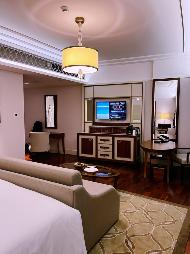 Waldorf Astoria Dubai - the Definition of Opulence and Elegance