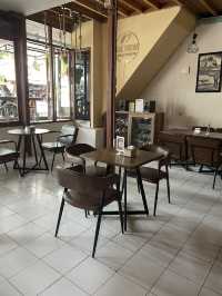 Back 2 Bajo: A Cozy Café for Coffee and Comfort Food in Labuan Bajo ☕🍰 