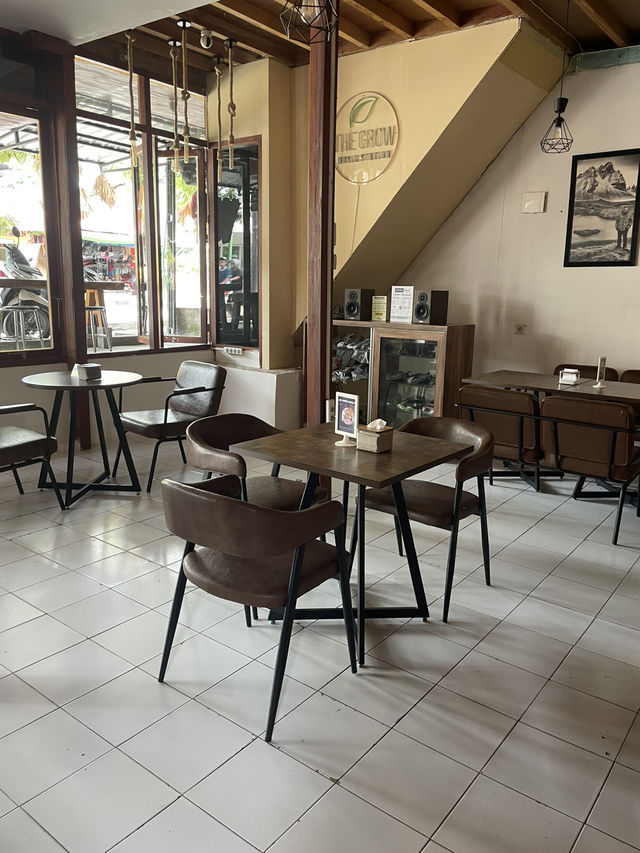 Back 2 Bajo: A Cozy Café for Coffee and Comfort Food in Labuan Bajo ☕🍰 