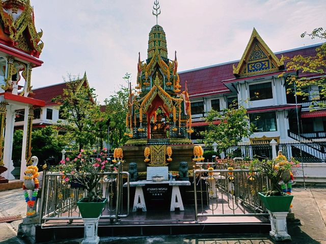 泰國曼谷湄南河畔著名古跡皇家寺廟景點：Wat Sai Mai，金黃色華麗寺廟建築群，適合打卡拍照📸冥想