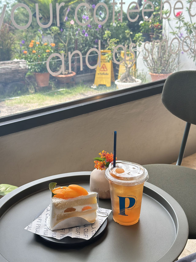 Phala Craft Coffee Roasters : คาเฟ่วิวทะเล ระยอง