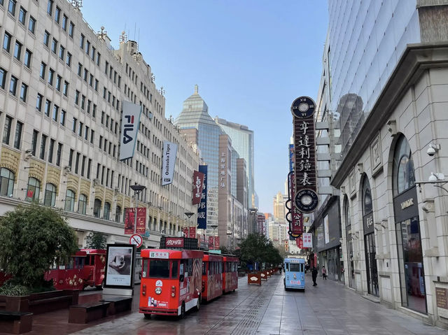 Eat, shop, and stroll around the city’s landmarks on ‘Nanjing Road’ in Shanghai.🏫✨