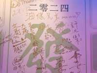 正宗成都串串鍋吃法新奇:裝潢色彩鮮豔霓虹燈風^_^