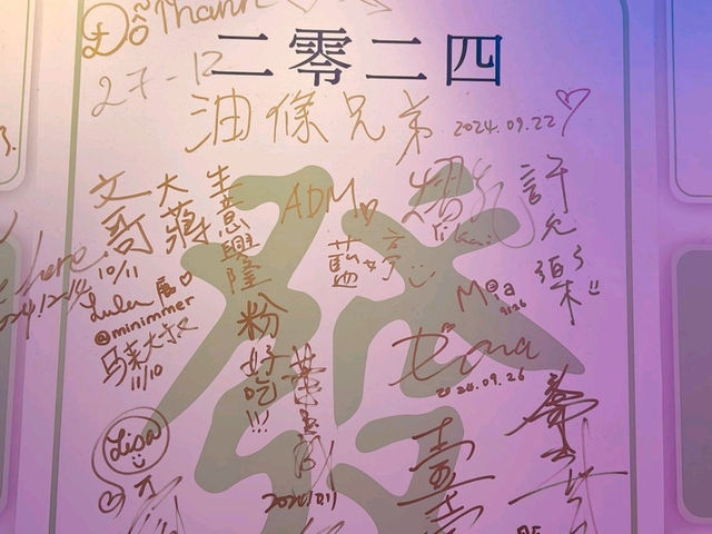 正宗成都串串鍋吃法新奇:裝潢色彩鮮豔霓虹燈風^_^ 正宗成都串串鍋吃法新奇:裝潢色彩鮮豔霓虹燈風^_^