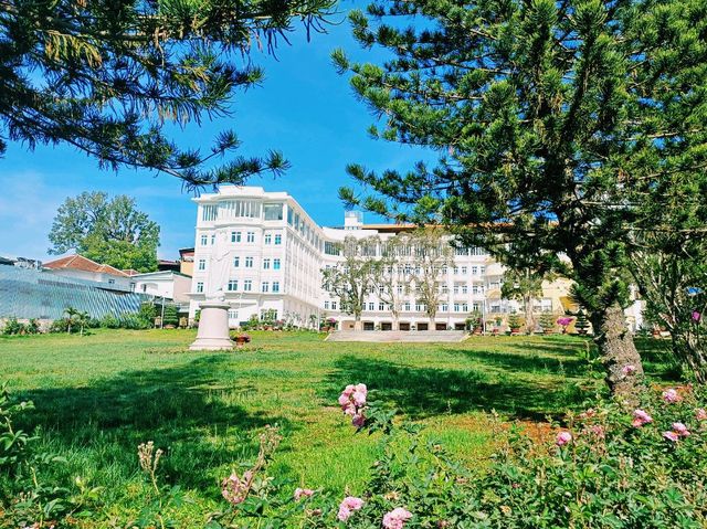 越難大叻春香湖畔著名景點：Đà Lạt Bishop Mission，湖邊歐式雕像和建築，適合打卡拍照📸