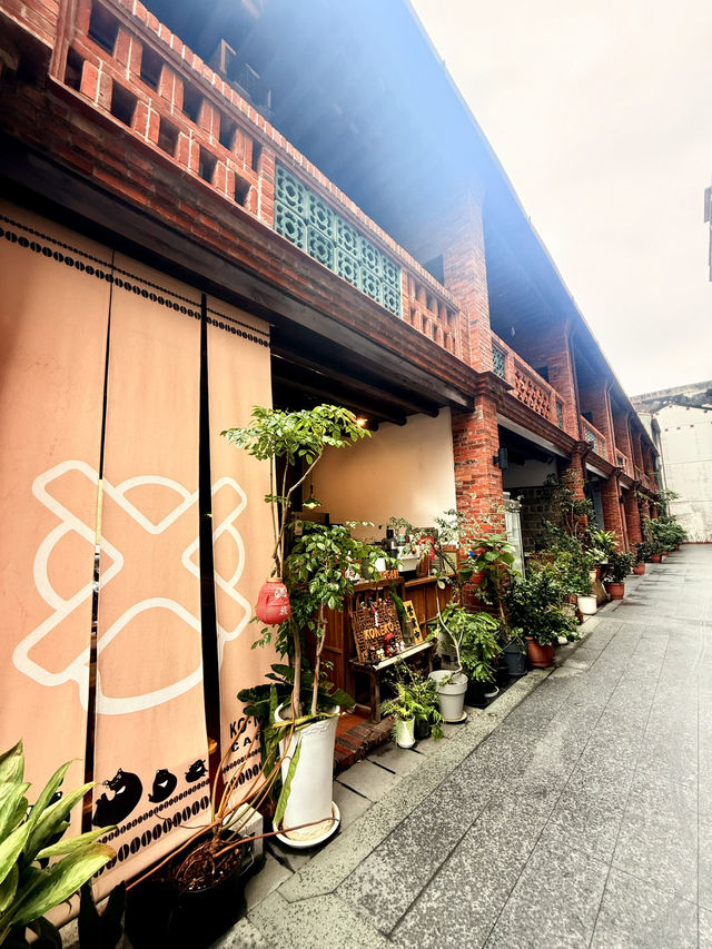 台北｜十連棟紅磚屋 第一進騎樓記錄迪化街百年風華