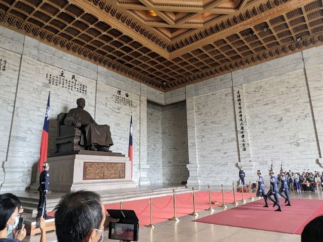 【台湾】巨大な蒋介石のブロンズ像と衛兵交代式を見る