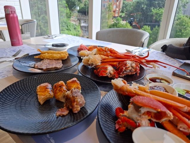✨ 將捷金鬱金香酒店 河畔餐廳，結合 松葉蟹🦀、干貝🪸、現煎牛排🥩 與壯麗的山河海景，給你一場超值美味的無限饗宴！