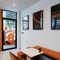 BBRICK คาเฟ่ดีไซน์โดเด่น สไตล์โมเดิร์นโทนสีส้ม