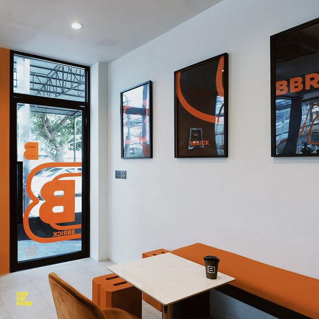 BBRICK คาเฟ่ดีไซน์โดเด่น สไตล์โมเดิร์นโทนสีส้ม