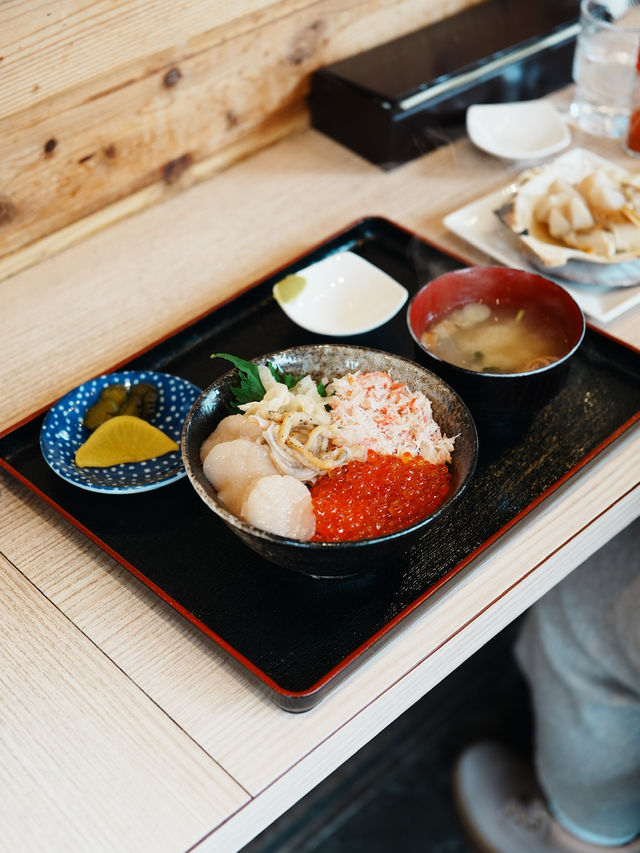 🦪登别美食必吃｜温泉市场 Onsen Ichiba：满载超值海鲜丼与炭烤扇贝！
