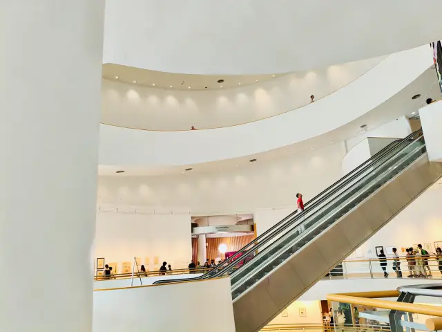 曼谷｜不是只有夜市！這座免費藝術空間太驚喜，每一層都藏著靈感和故事