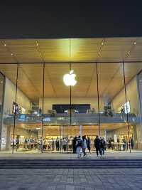 🍎 Tree or Tech? Where Are These Apple Stores?