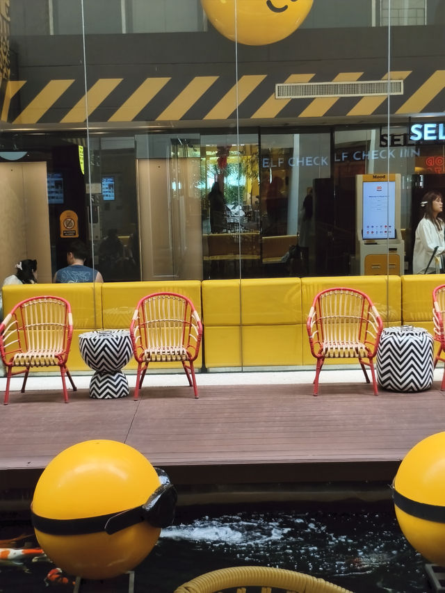 泰國芭達雅| 這間泰國設計旅店 一進門就被黃色療癒 連走廊都好好拍