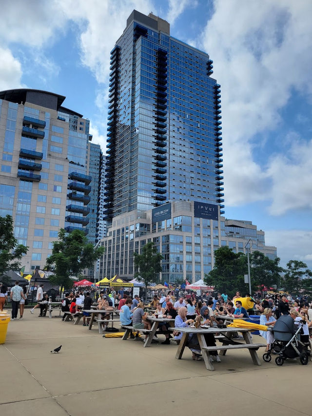 Smorgasburg 遊記｜紐約週末限定的美食天堂！  如果你剛好週末在紐約，Smorgasburg 絕對是必逛的美食市集！這裡被譽為「全球最大戶外美食市集」，每到週末，來自全紐約的美食攤販都會