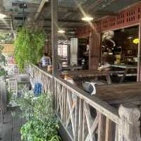 ร้านสี่แยกหัวตะเข้คาเฟ่แอนด์เกสต์เฮ้าส์ 