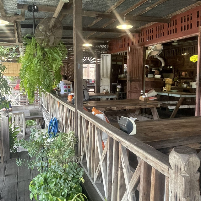 ร้านสี่แยกหัวตะเข้คาเฟ่แอนด์เกสต์เฮ้าส์ 